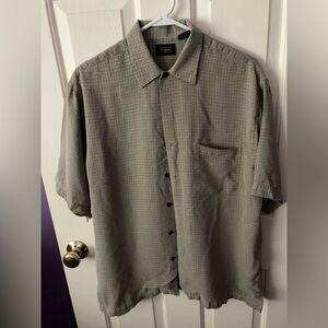 Men’s Haggar short sleeve camp style button down shirt. Size M